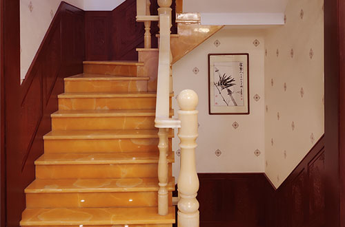 云安中式别墅室内汉白玉石楼梯的定制安装装饰效果